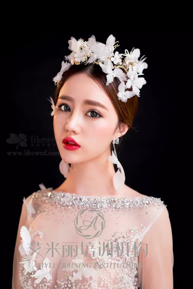 時(shí)尚與經(jīng)典交融，新娘最新造型圖片大賞